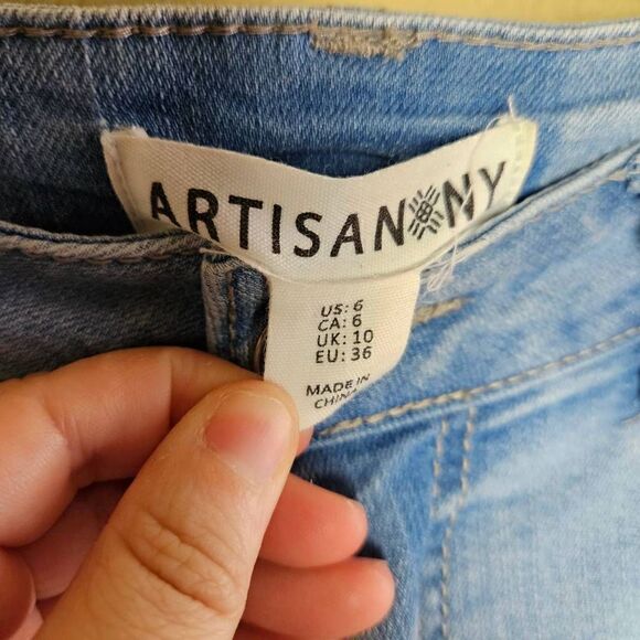 Artisan NY Light Wash Capri Pants - Picture 6 of 7